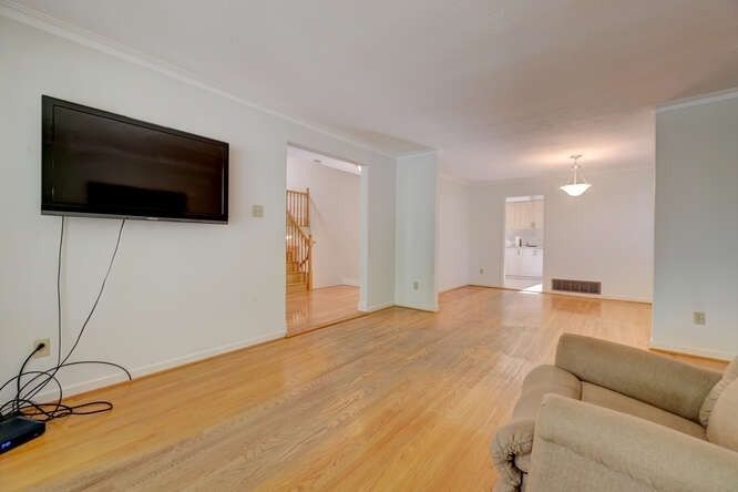 2220 Springfield Crt, Mississauga, L5K1V2 | Image 2