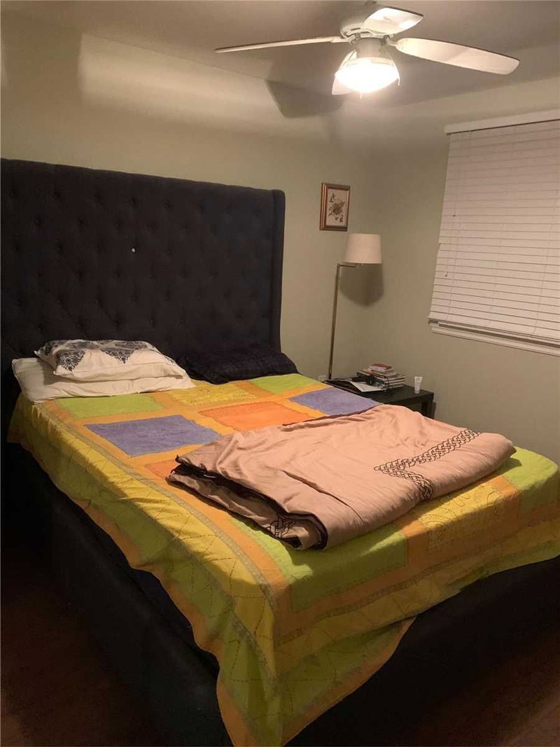 270 Town House Cres, Brampton, L6W 3C7 | Image 2