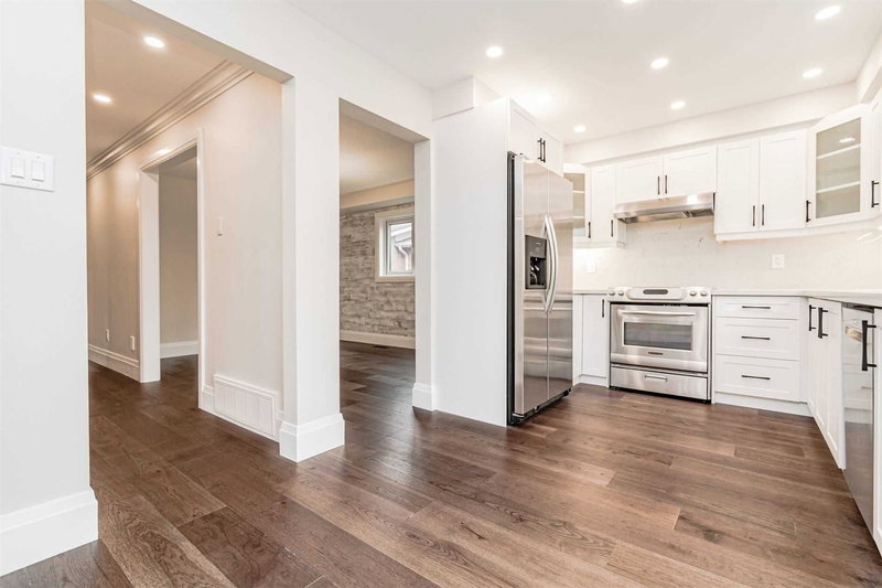 40 Leatherhead Crt, Brampton, L6S5E7 | Image 2