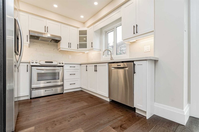 40 Leatherhead Crt, Brampton, L6S5E7 | Image 3