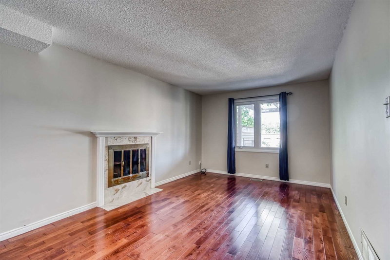 257 Huntington Ridge Dr, Mississauga, L5R1S3 | Image 2
