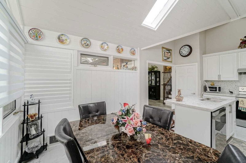 30 Lawrence Cres, Brampton, L6W2P3 | Image 2