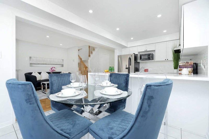 15 Tanglemere Cres, Brampton, L7A1R7 | Image 2