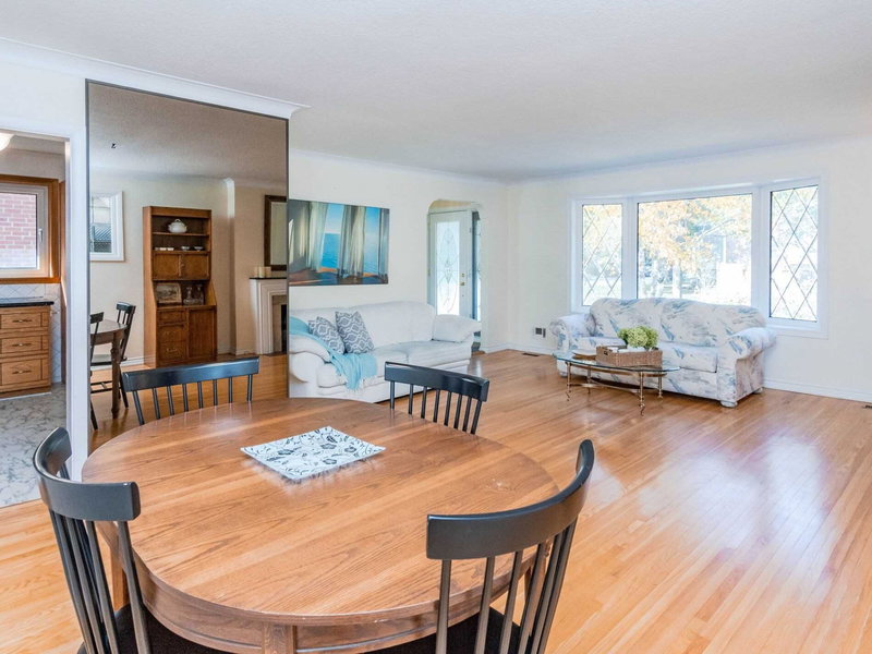 9 Beaverbrook Ave, Toronto, M9B2M8 | Image 2