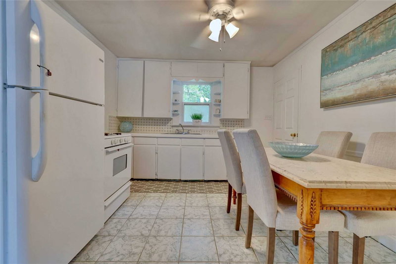 131 Stewart St, Oakville, L6K1X8 | Image 2