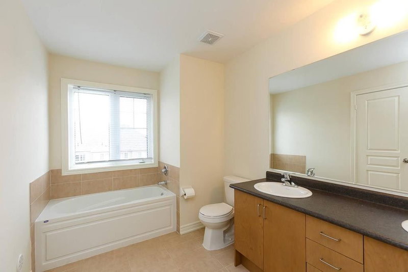 137 Inspire Blvd, Brampton, L6R3W4 | Image 3