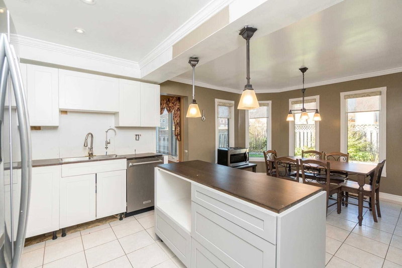 4 Garbutt Cres, Brampton, L6X3G5 | Image 2