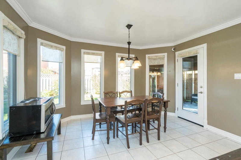 4 Garbutt Cres, Brampton, L6X3G5 | Image 3