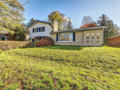 Detached House sold at 222 Albert Street, Caledon, Ontario, L7E3J4 - Bolton East - MLS: W5432246