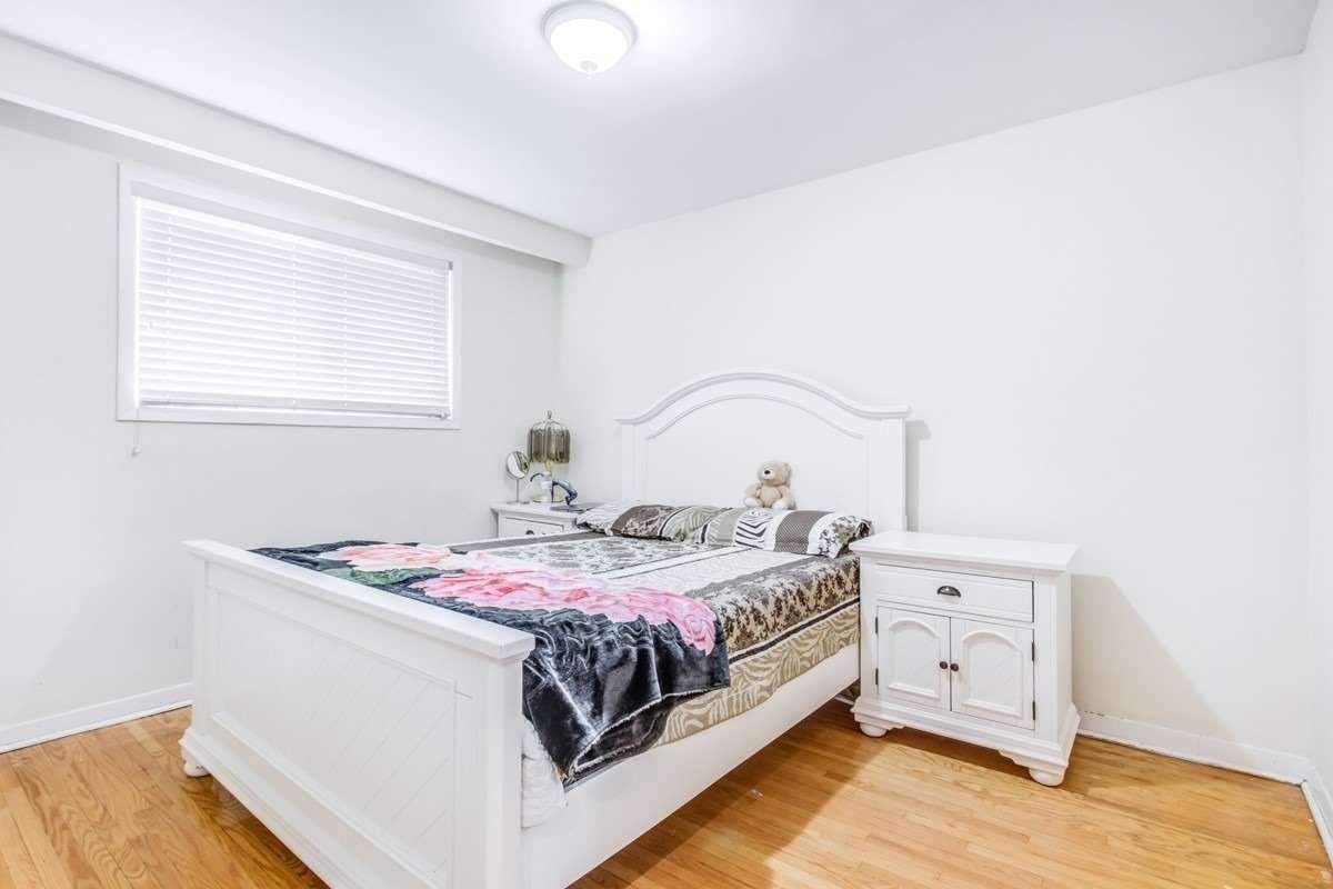 Semi-Detached House leased at -Upper-61 Songwood Drive, Toronto, Humbermede, M9M 1X4 - MLS: W5435507
