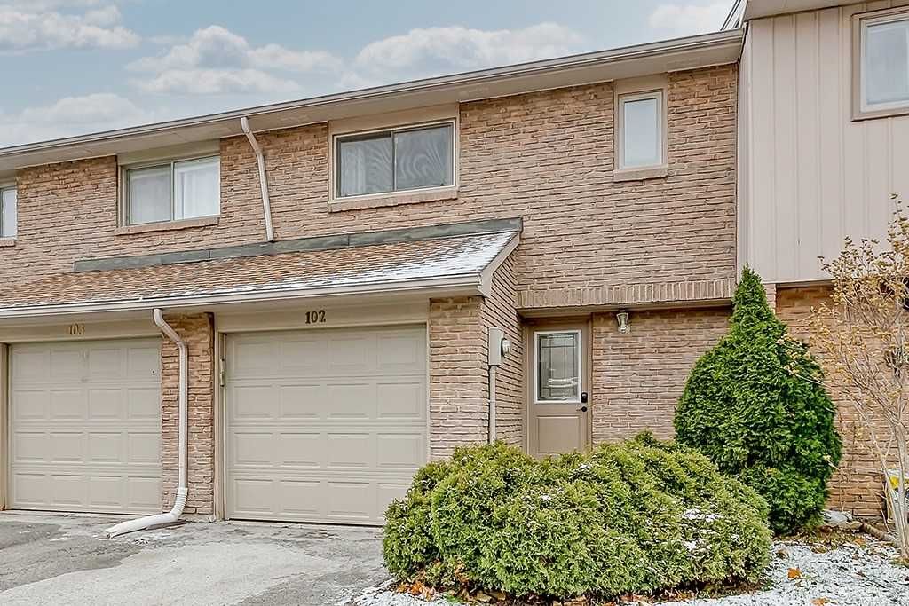 Townhouse sold at 102-1548 Lancaster Drive, Oakville, Iroquois Ridge South, L6H 2Z4 - MLS: W5452701