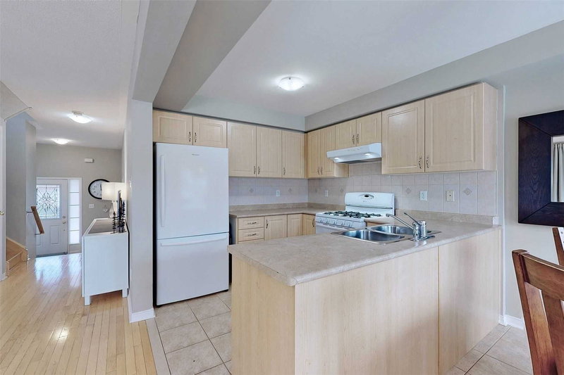 60 Bushmill Circ, Brampton, L7A0K8 | Image 2