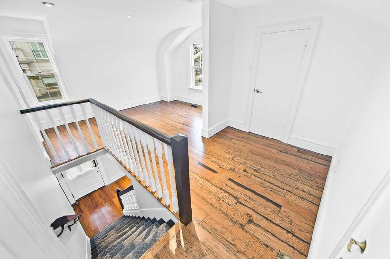 136 Trafalgar Rd, Oakville, L6J3G5 | Image 3