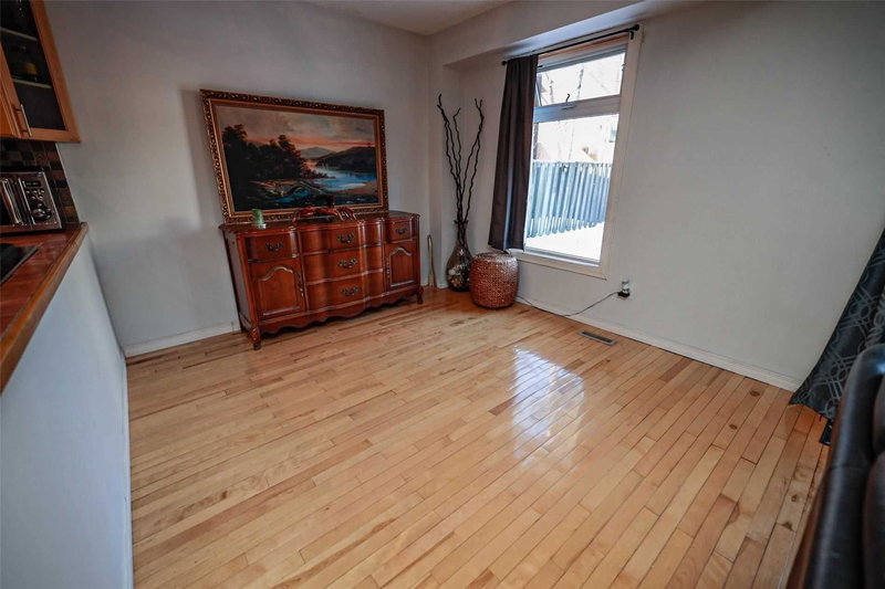 4 Lawnview Crt, Brampton, L6Z 1S7 | Image 2