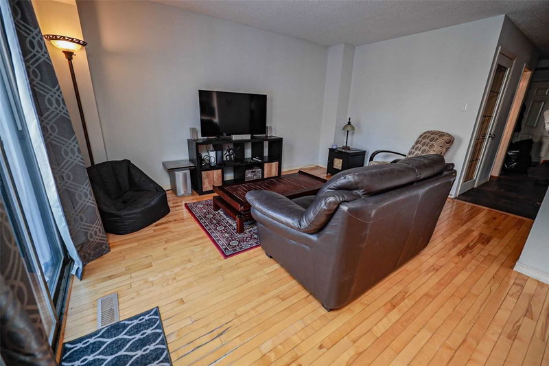 4 Lawnview Crt, Brampton, L6Z 1S7 | Image 3