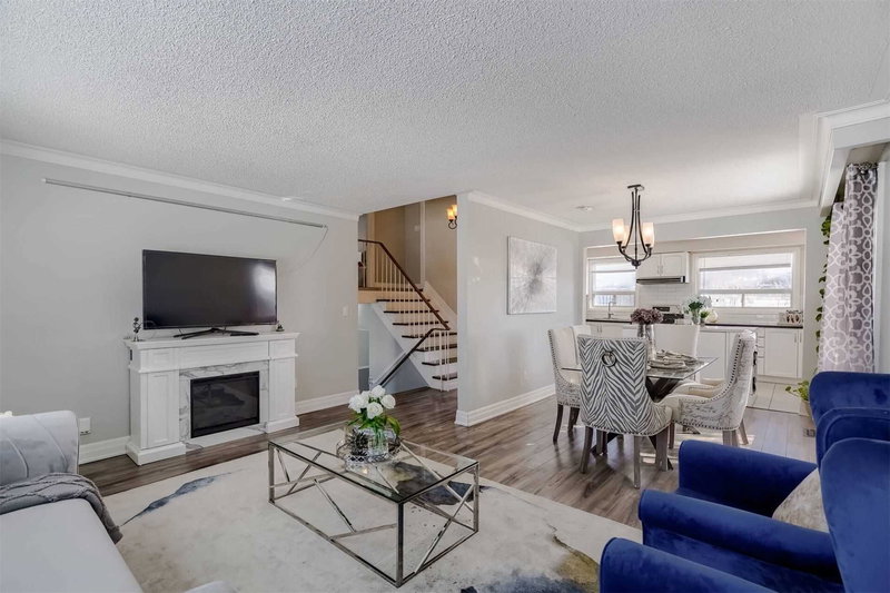 1 Stanwood Cres, Toronto, M9M1Z8 | Image 2