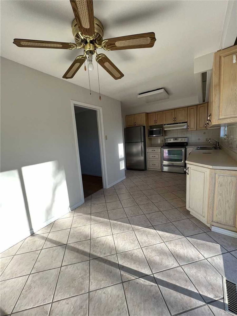 2220 Springfield Crt, Mississauga, L5K1V2 | Image 2