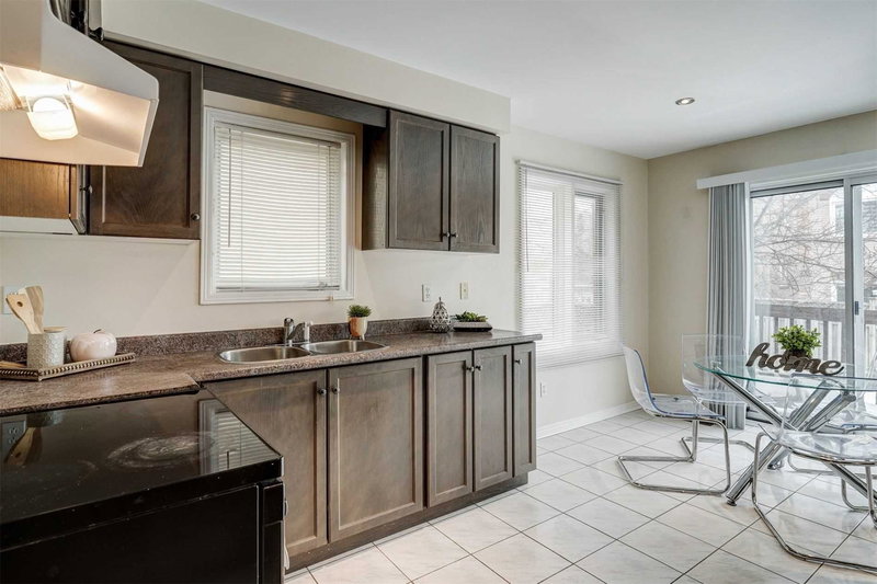 118 White Tail Cres, Brampton, L6Y5C3 | Image 2