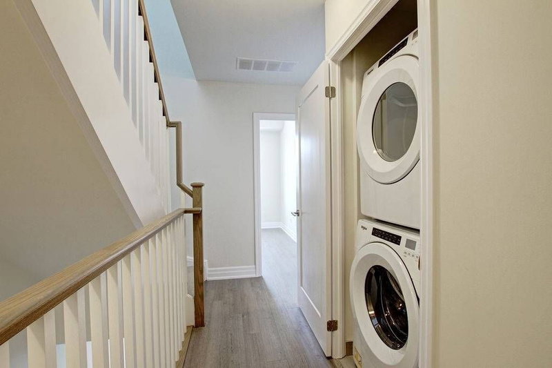 220 - 652 Cricklewood Dr, Mississauga, L5E0B7 | Image 2