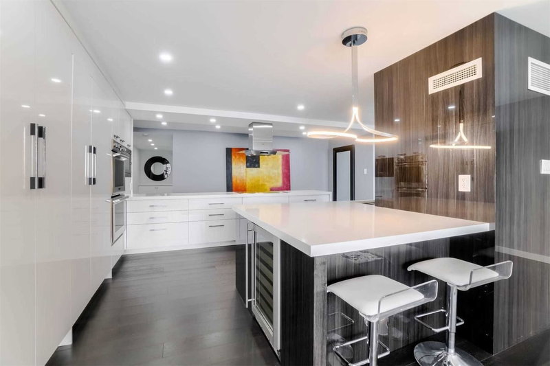 3305 - 2045 Lake Shore Blvd W, Toronto, M8V2Z6 | Image 2