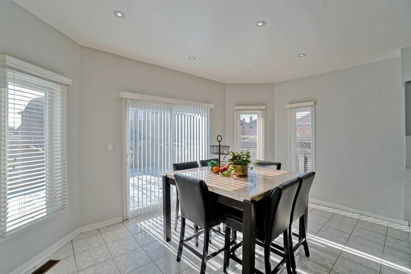 286 Fernforest Dr, Brampton, L6R1B6 | Image 2