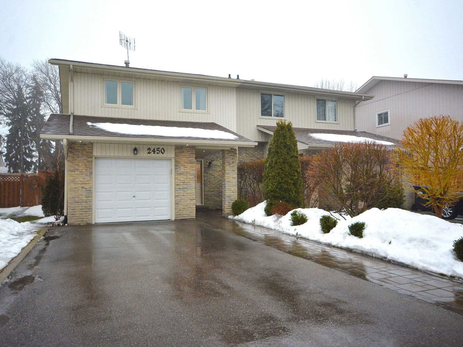 Semi-Detached House sold at 2450 Mainroyal Street, Mississauga, Erin Mills, L5L 1C9 - MLS: W5510866