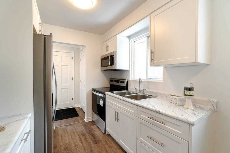 70 Montjoy Cres, Brampton, L6S 3E7 | Image 2