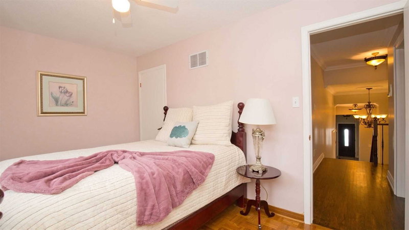 3 Pottery Cres, Brampton, L6S3S2 | Image 2