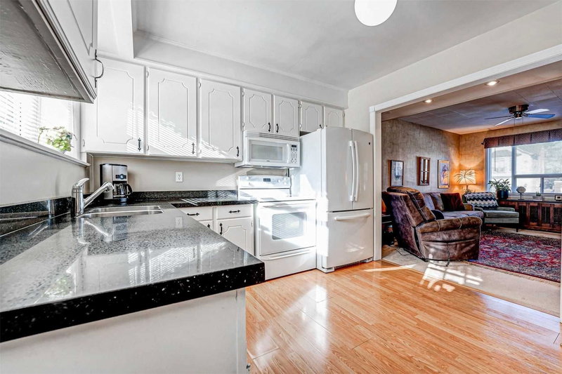 122 Ashbourne Dr, Toronto, M9B4H8 | Image 2