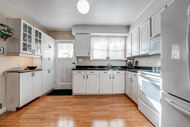 122 Ashbourne Dr, Toronto, M9B4H8 | Image 3