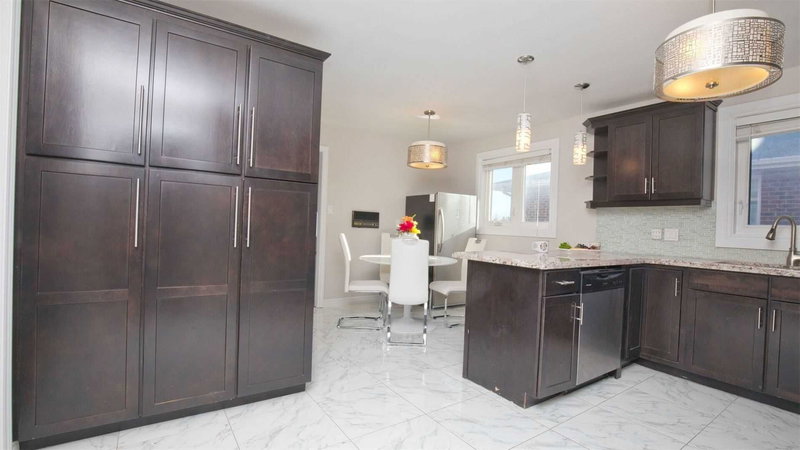 38 Panorama Cres, Brampton, L6S3T9 | Image 3
