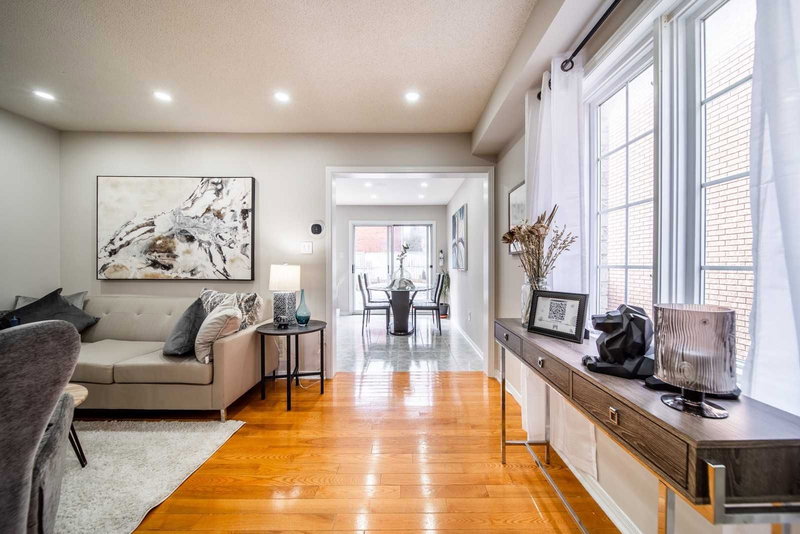 25 Ural Circ, Brampton, L6R1H3 | Image 2