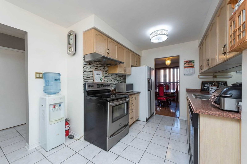 128 Toba Cres, Brampton, L6Z4R9 | Image 2