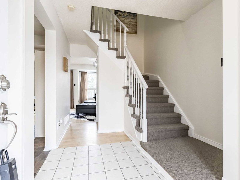 10 Mullis Cres, Brampton, L6Y 4T3 | Image 2