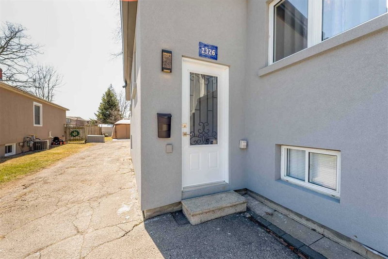 1326 Meredith Ave, Mississauga, L5E2E7 | Image 2