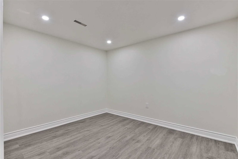 783 Dodsworth Cres, Mississauga, L4Y2H8 | Image 2