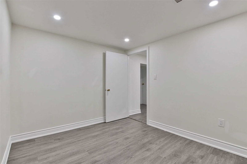 783 Dodsworth Cres, Mississauga, L4Y2H8 | Image 3