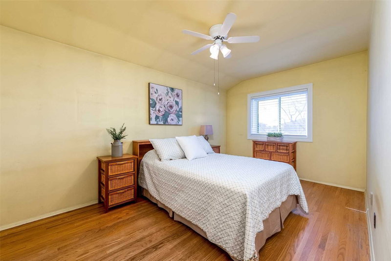 25 Secroft Cres, Toronto, M3N1R5 | Image 2