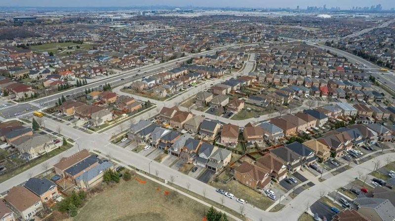 812 Knotty Pine Grve, Mississauga, L5W1K2 | Image 2