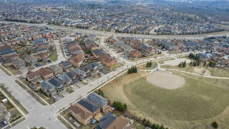 812 Knotty Pine Grve, Mississauga, L5W1K2 | Image 3