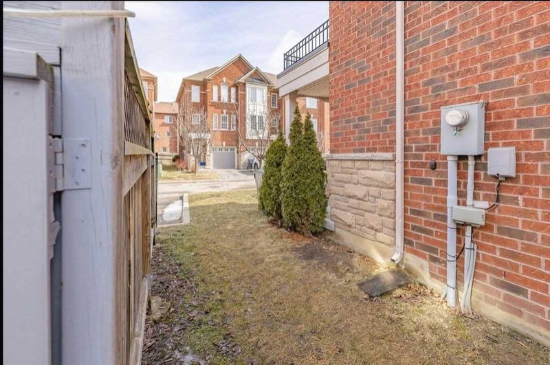 27 Denison Ave, Brampton, L6X0H2 | Image 2