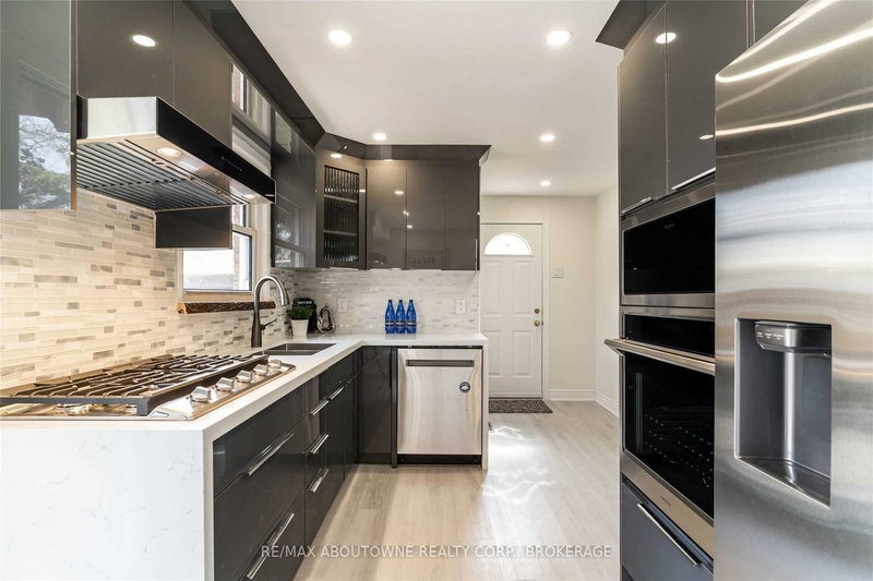 2212 Urwin Cres, Oakville, L6L 2T2 | Image 2