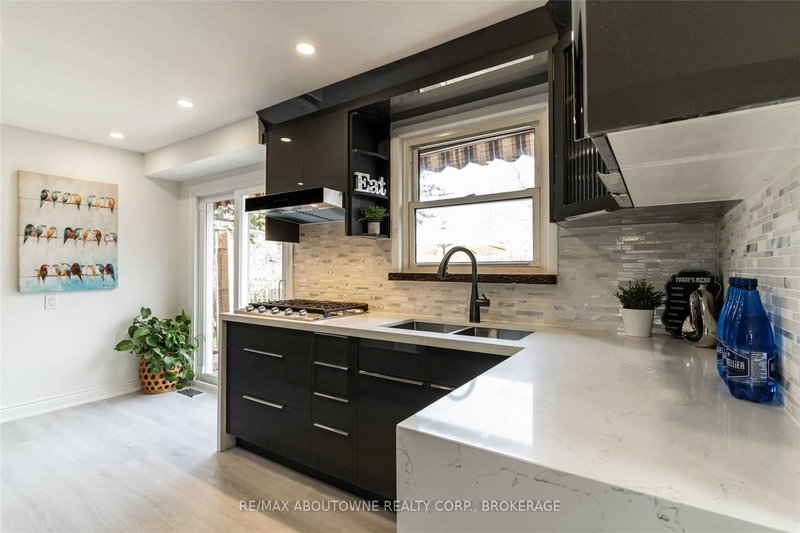 2212 Urwin Cres, Oakville, L6L 2T2 | Image 3