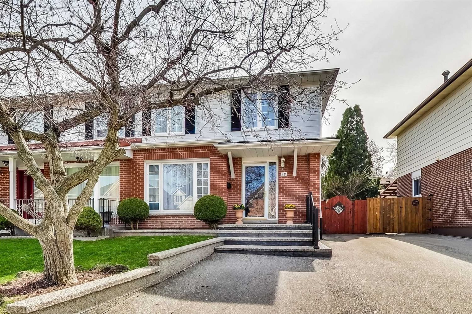 Semi-Detached House sold at 18 Gafney Drive, Mississauga, Streetsville, L5M1E2 - MLS: W5591648