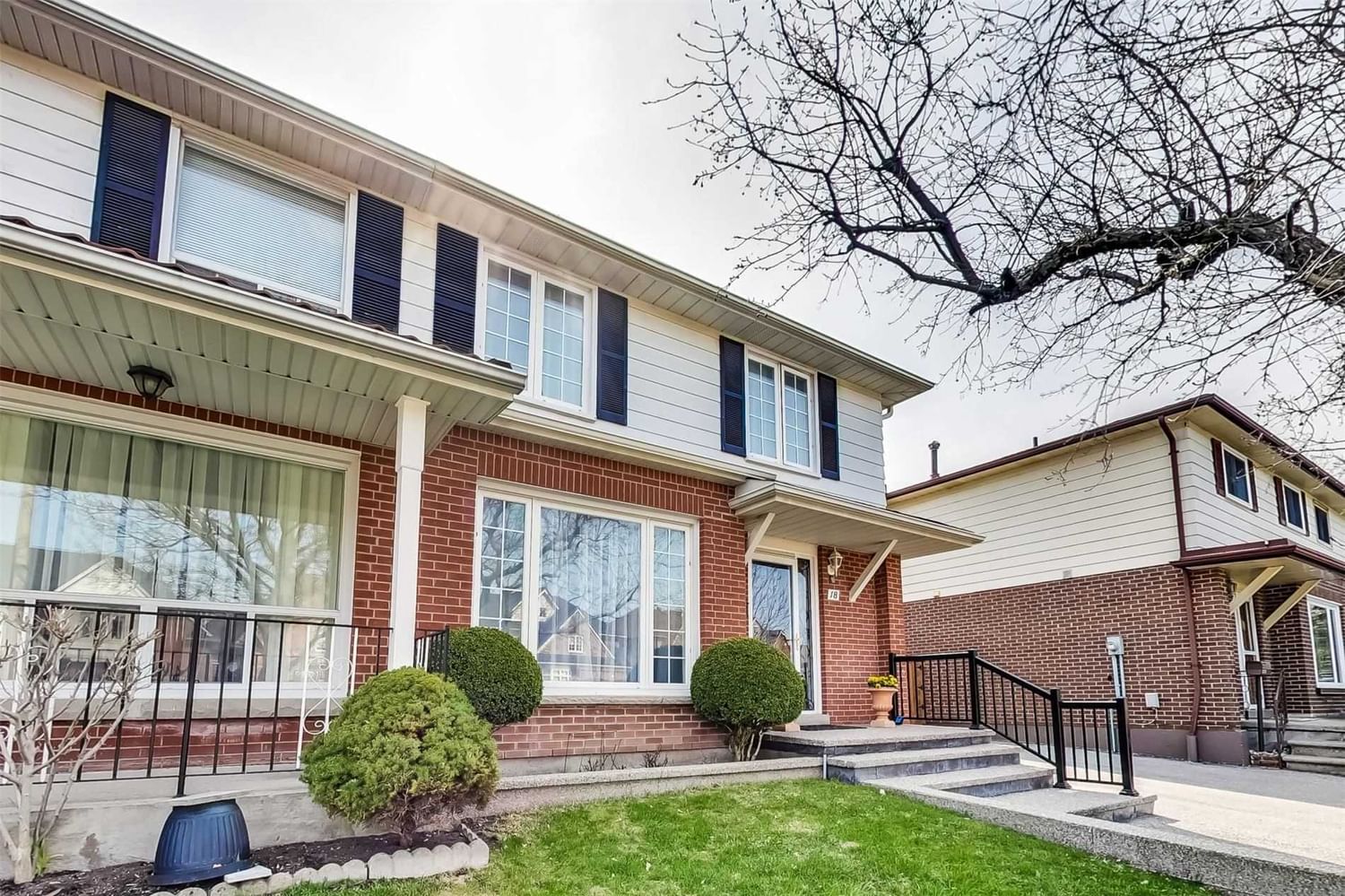 Semi-Detached House sold at 18 Gafney Drive, Mississauga, Streetsville, L5M1E2 - MLS: W5591648