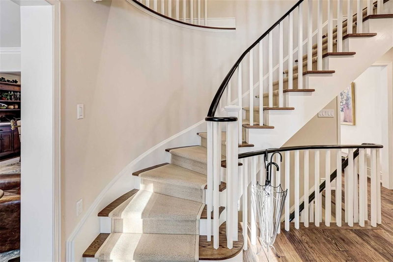 1841 Sherwood Forrest Circ, Mississauga, L5K 2G6 | Image 3