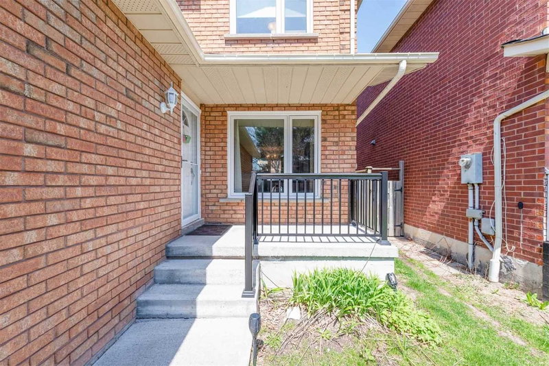 16 Langholm Crt, Brampton, L6Z2Y1 | Image 2