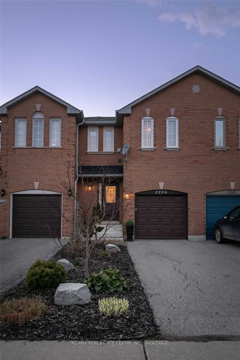 Townhouse sold at 2226 Pell Crescent, Oakville, West Oak Trails, L6M 3T5 - MLS: W5597974