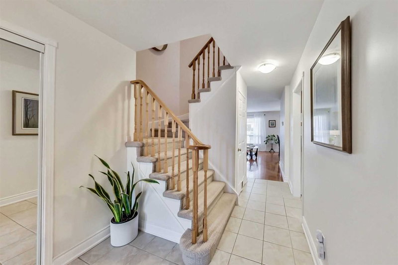 1017 Lucerne Cres, Mississauga, L5C3X6 | Image 2