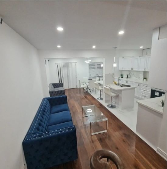 Upper - 7153 Village Walk, Mississauga, L5W 1X2 | Image 3